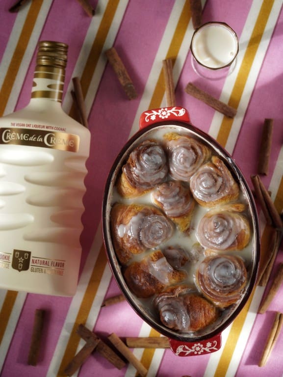 Makkelijke kaneelbroodjes met Créme de la Créme Cognac & Oat Milk Liquor glazuur - gemaakt van croissantdeeg 