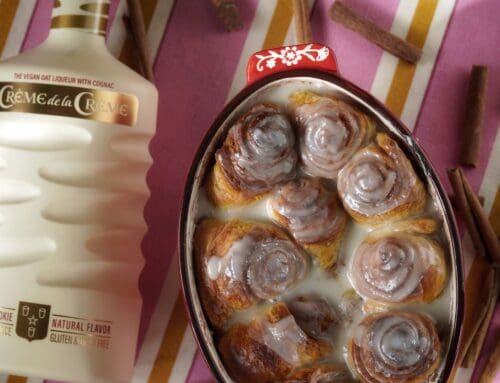 Makkelijke kaneelbroodjes met Créme de la Créme Cognac & Oat Milk Liquor glazuur