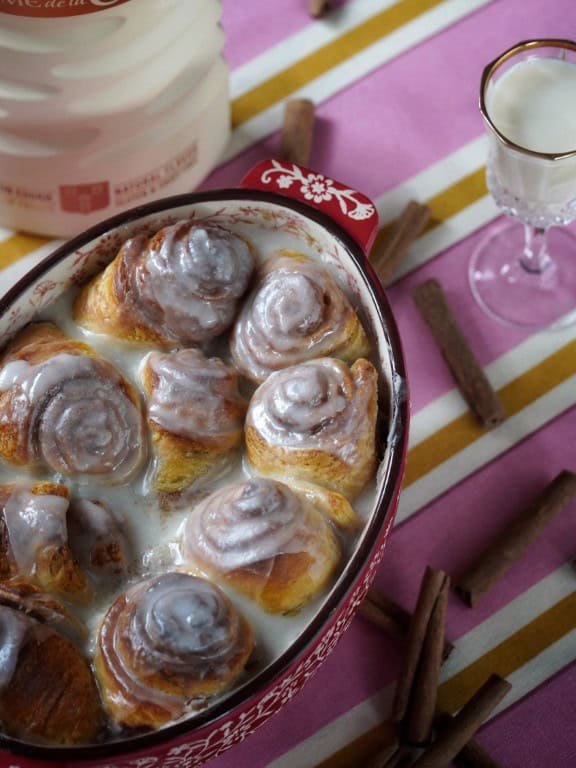Makkelijke kaneelbroodjes met Créme de la Créme Cognac & Oat Milk Liquor glazuur - gemaakt van croissantdeeg