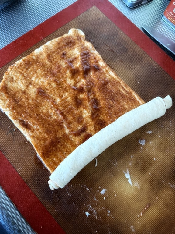 Makkelijke kaneelbroodjes met Créme de la Créme Cognac & Oat Milk Liquor glazuur - gemaakt van croissantdeeg 