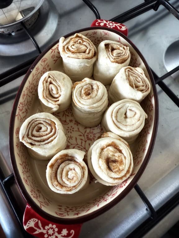 Makkelijke kaneelbroodjes met Créme de la Créme Cognac & Oat Milk Liquor glazuur - gemaakt van croissantdeeg