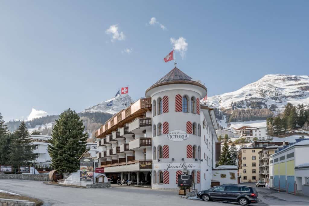 Winter in Davos - charme, pistes en comfort in het Turmhotel Victoria - Aussenansicht-des-Turmhotel-Victoria-im-Winter-Turmhotel-Victoria-Davos