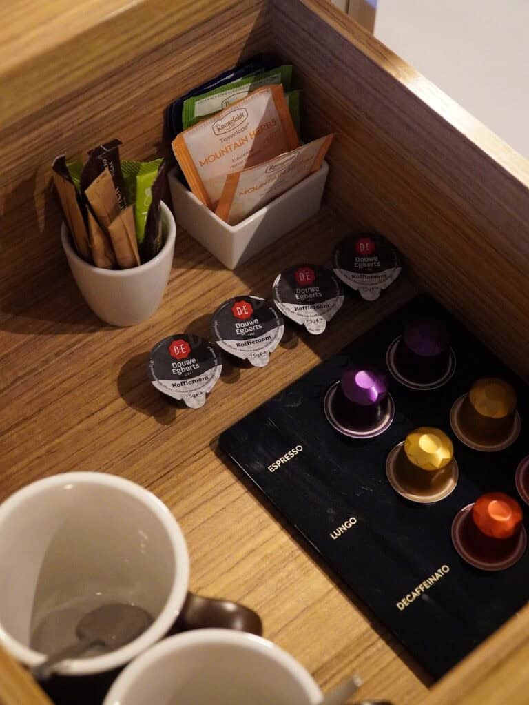 Mövenpick Hotel Amsterdam - Slapen aan het IJ 4 Classic King View kamer Mövenpick Amsterdam hotel