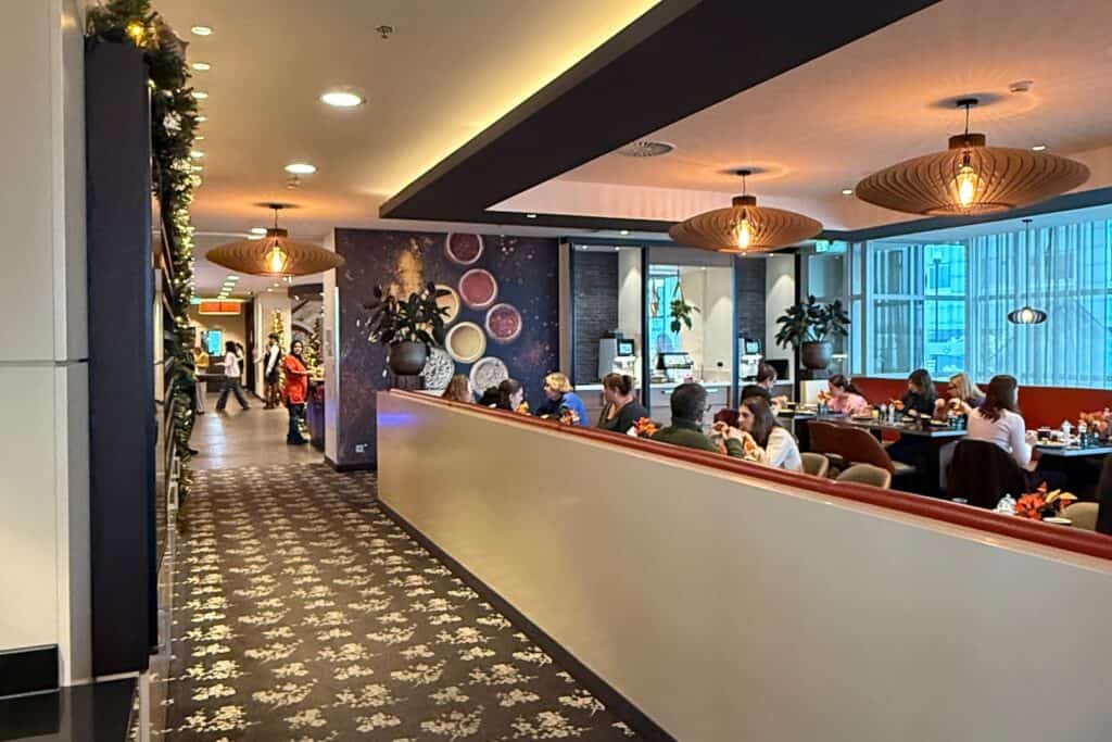 Mövenpick Hotel Amsterdam - Slapen aan het IJ 11 Restaurant van Mövenpick Hotel Amsterdam City Centre