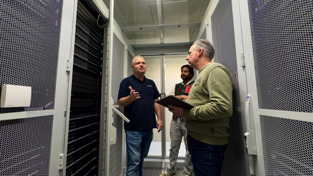 Inspectie in een gang van het datacentrum