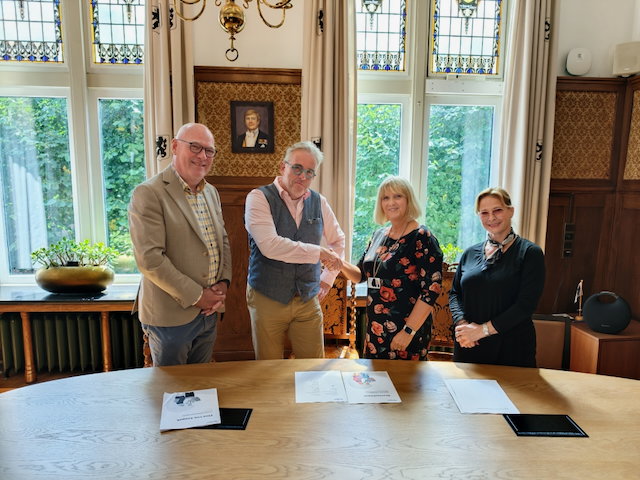 Felicitaties na het tekenen van een contract