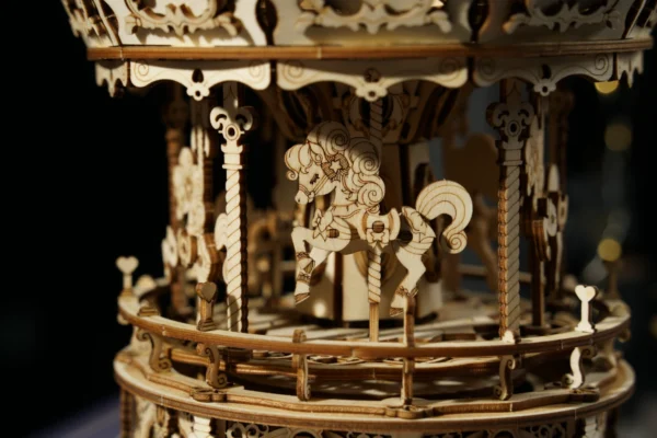 details 1 AMK62 Romantic Carousel - Houten Bouwpakket 3D-Puzzel DIY Robotime/ROKR/Rolife