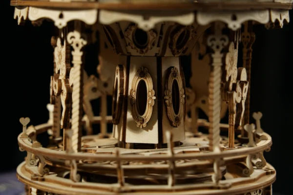 details 4 AMK62 Romantic Carousel - Houten Bouwpakket 3D-Puzzel DIY Robotime/ROKR/Rolife