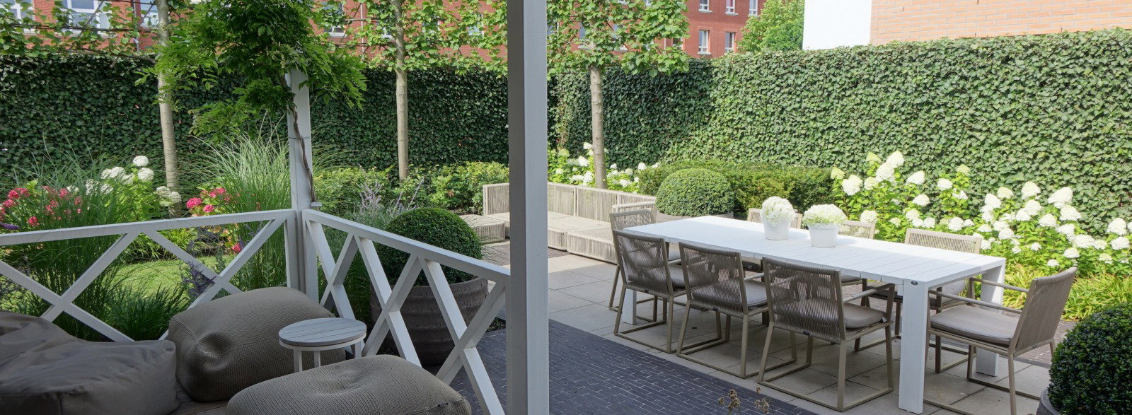 Een typische stadstuin ontworpen en aangelegd door Van Raaijen Hoveniers.