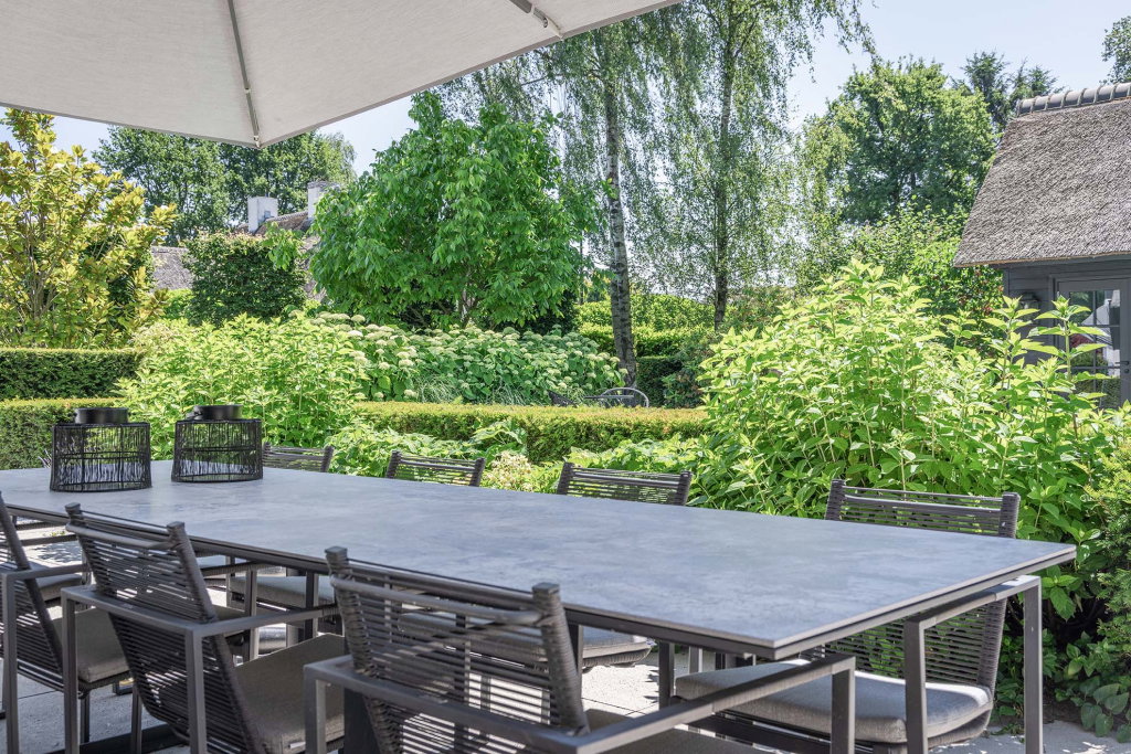 Lounge en eettafel in exclusieve tuin in Blaricum