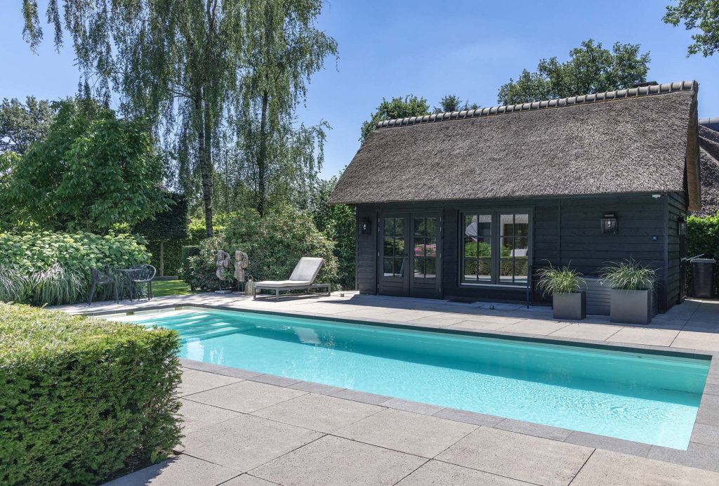 Wellnesstuin met zwembad en poolhouse