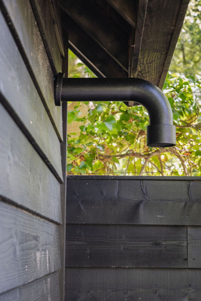 Poolhouse met buitendouche in eigen tuin