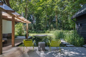 Zwemvijver in exclusieve familietuin