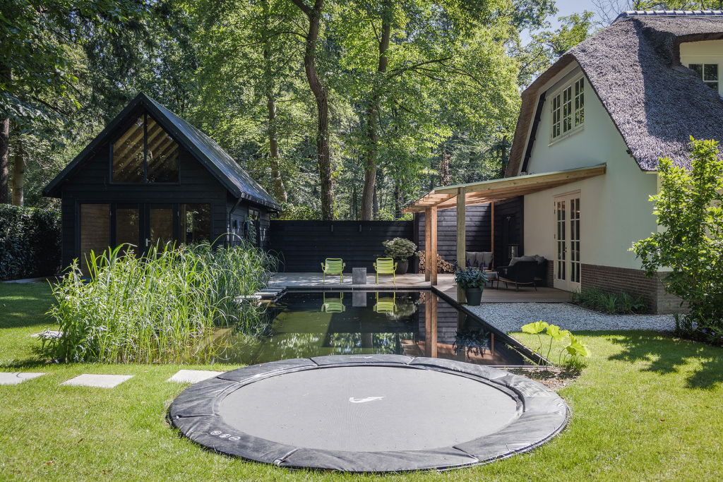 Zwemvijver in exclusieve familietuin