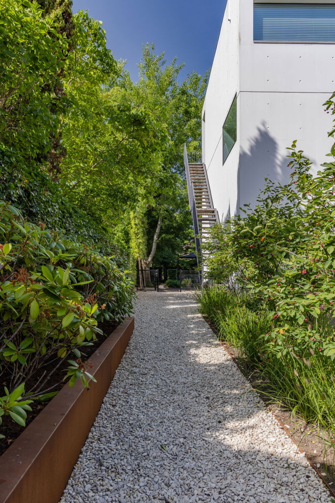 Veelzijdige parktuin met zwembad