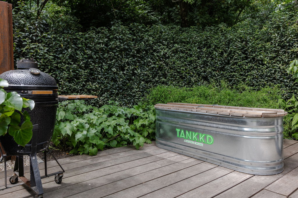 Sportieve tuin met ijsbad in grachtentuin