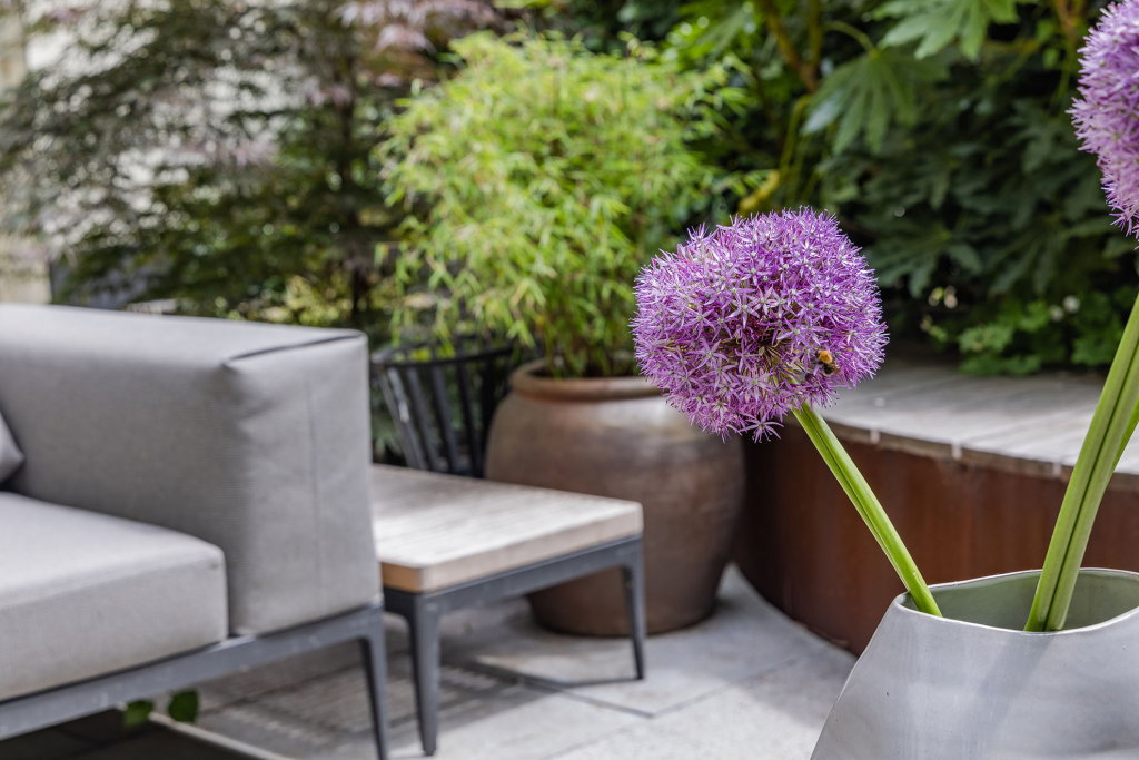 Tuin met loungeset en beplanting in amsterdam