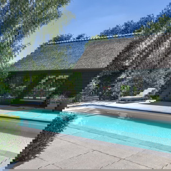 Wellnesstuin met zwembad en poolhouse