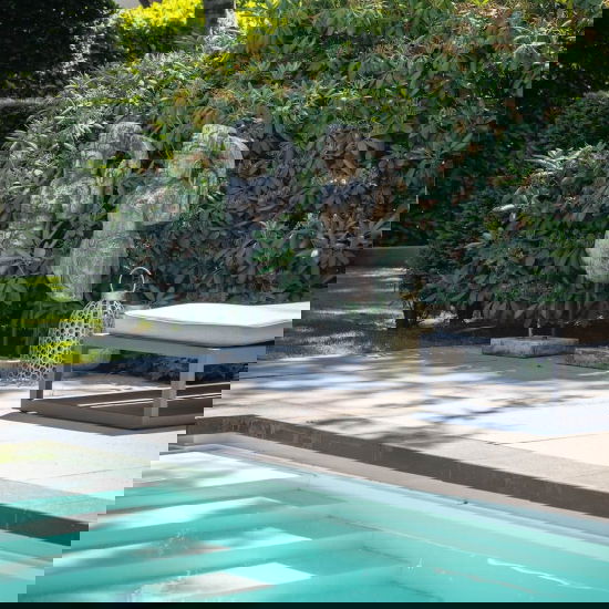 Zwembadtuin met wellnesselementen