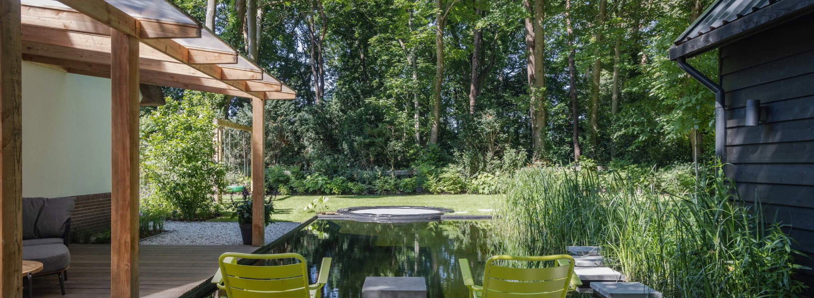 Een zwemvijver in een familietuin.