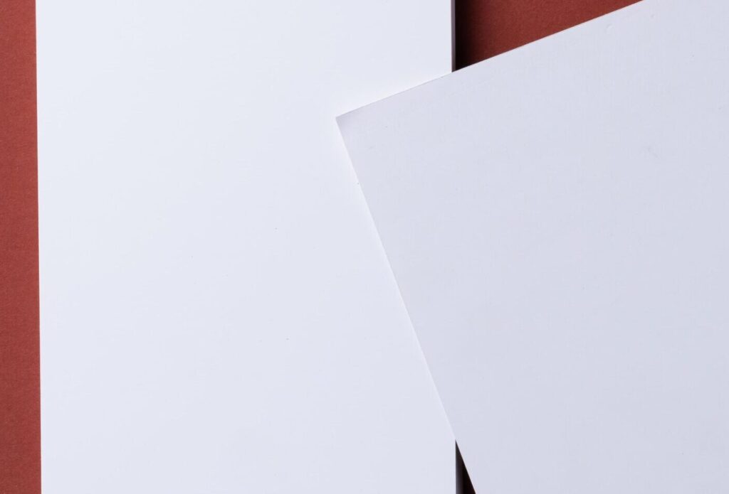 Wit papier op een rode achtergrond