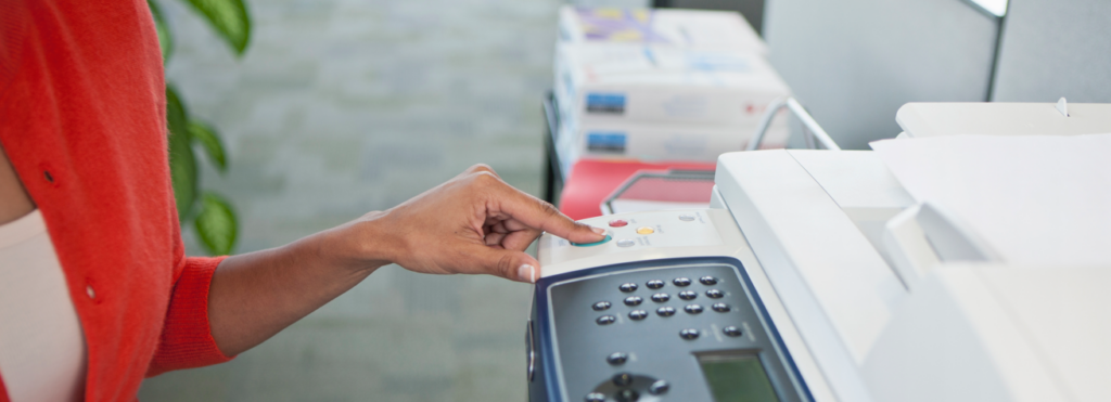 vrouw die een knop op een printer indrukt