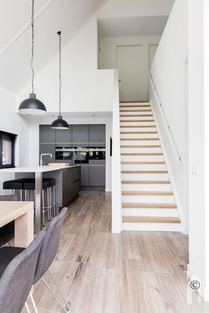 Interieur van schuurwoning gelijkvloers in Heesch met moderne keuken, trap en entresol.