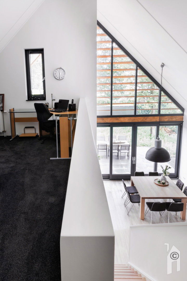 Entresol in schuurwoning gelijkvloers in Heesch met kantoorruimte en uitzicht op de vide.