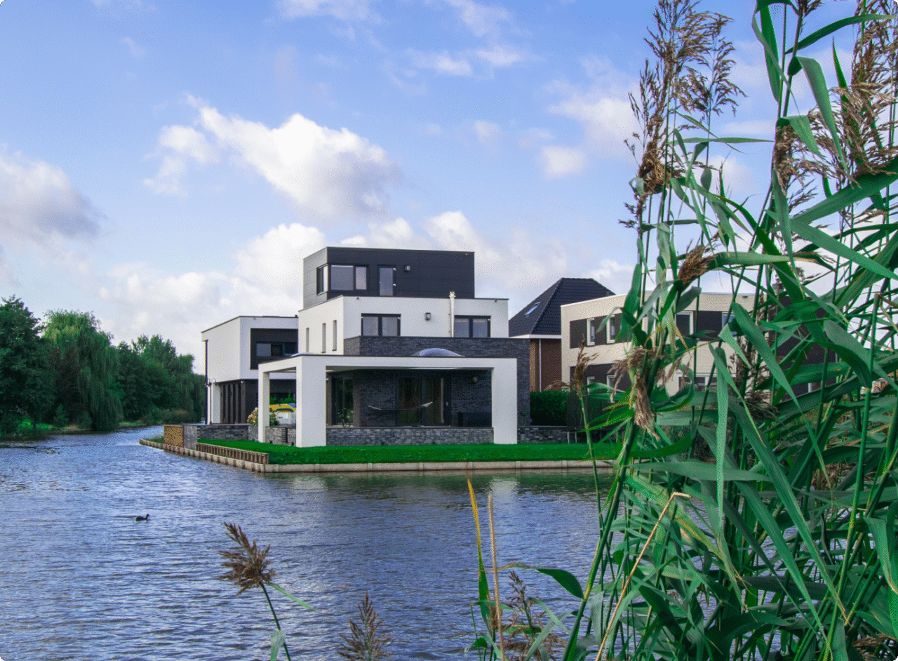 Kubistische villa aan het water ontworpen door WoonSubliem