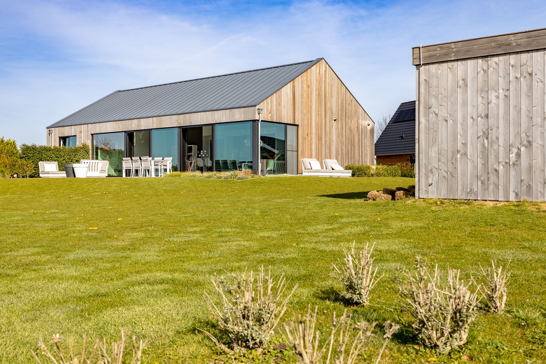 Schuurwoning Suideras II van LUXVILLA, ontworpen door WoonSubliem – moderne landelijke woning met robuuste uitstraling, eiken accenten en royale raampartijen.