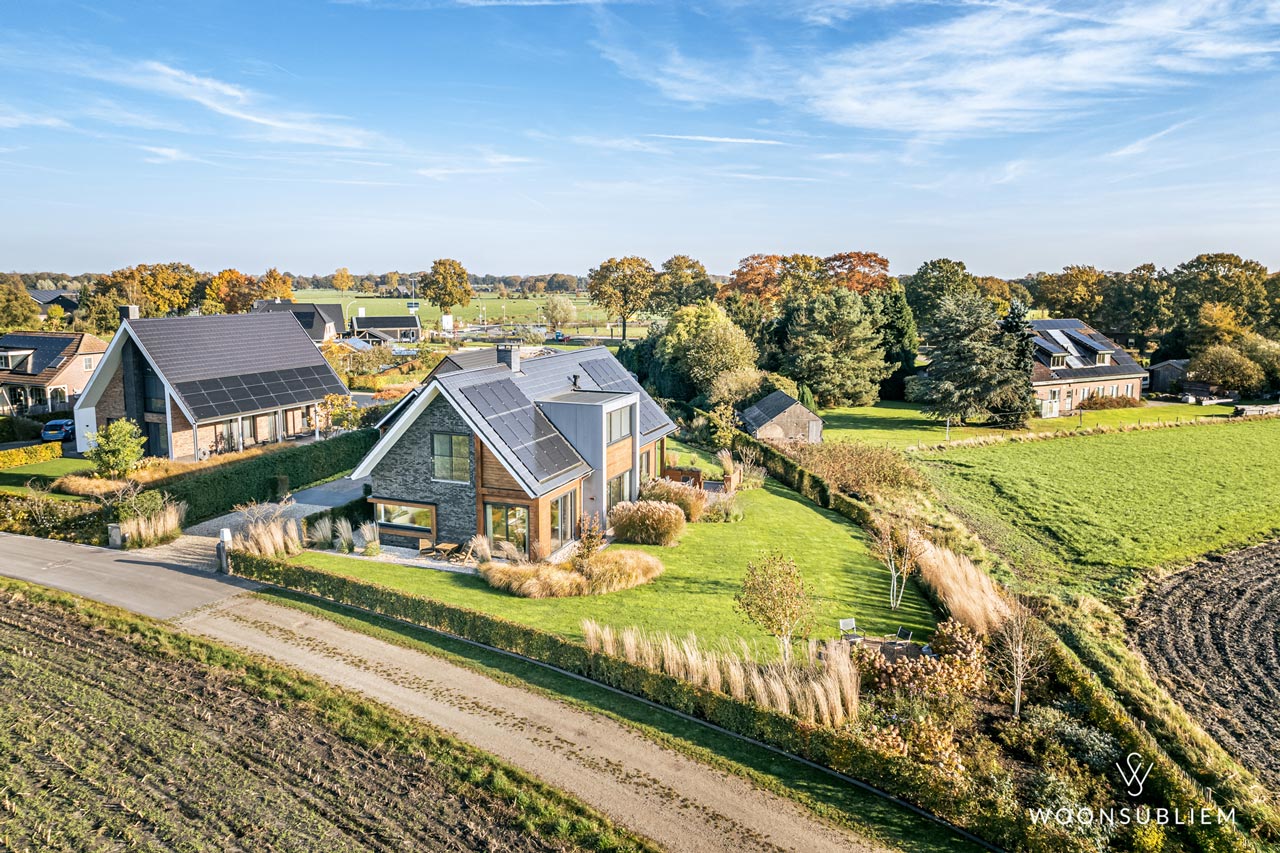 Schuurwoning bouwen in Loenen met eiken spanten en donkere gevelsteen – WoonSubliem ontwerp