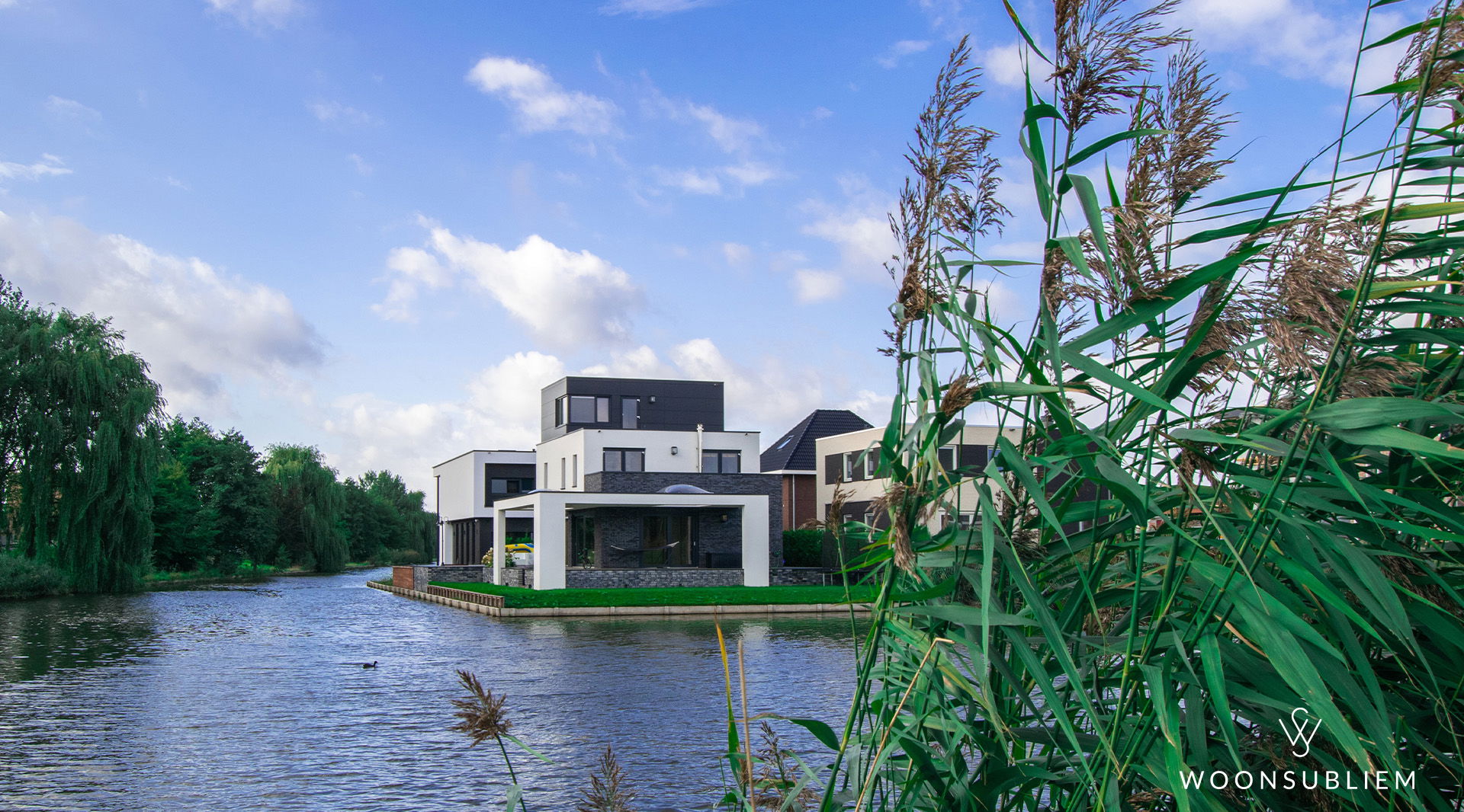 Kubistische woning in Almere met moderne lagenbouw en donkere steenpartijen
