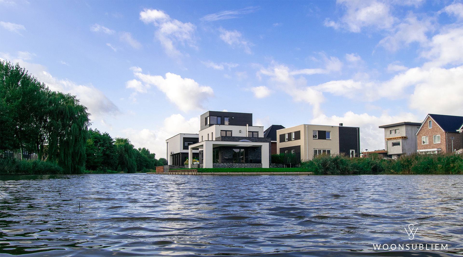 Moderne kubistische villa in Almere met strakke lijnen en uitzicht over het water