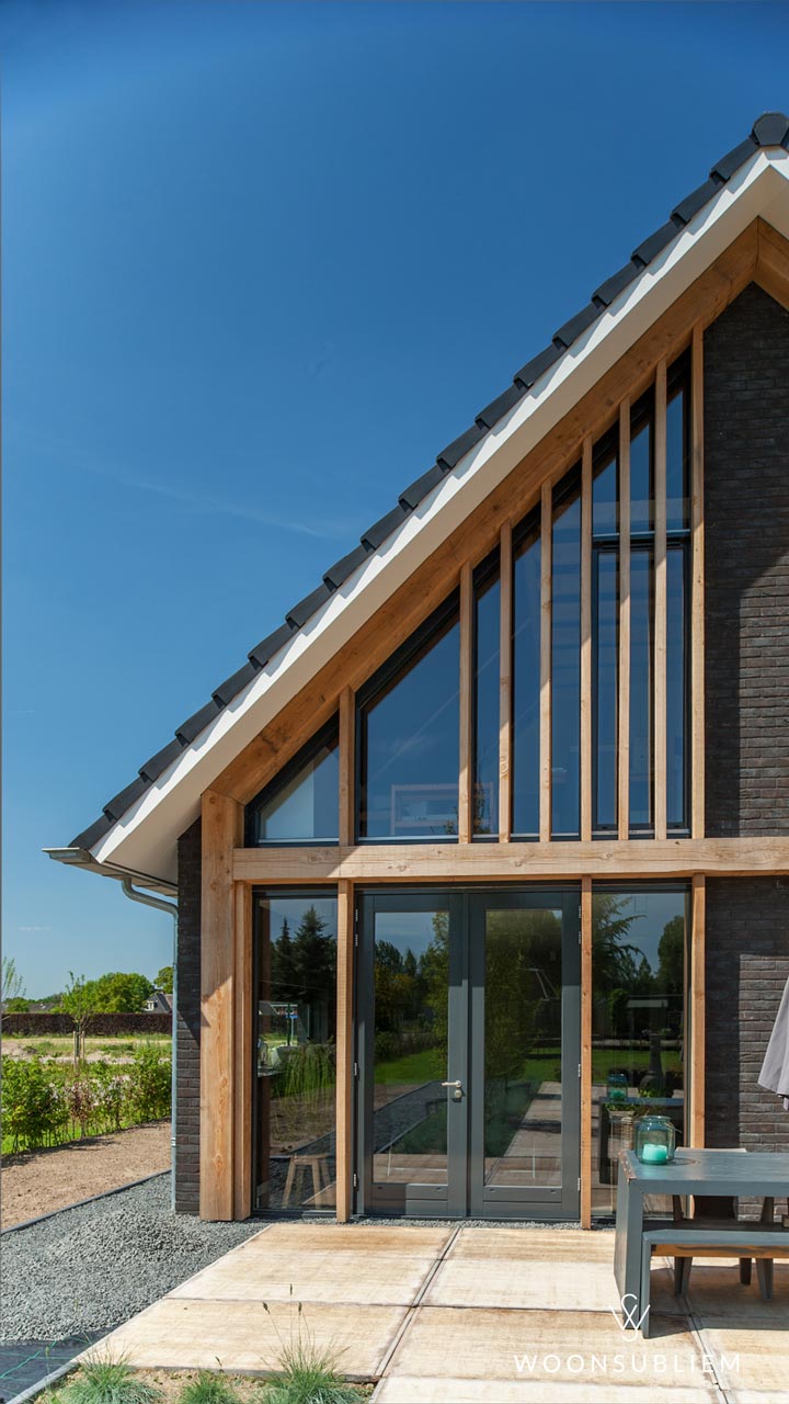 een gebint en houten delen als versiersel door WoonSubliem in Twello