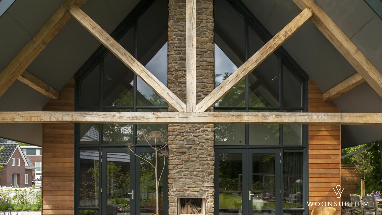Schuurwoning in Assen met robuuste houten gebinten en natuursteen.