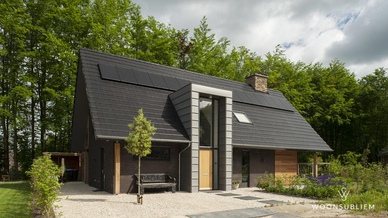 chuurwoning in Assen met gebinten, modern overstek, metselwerk en hout.
