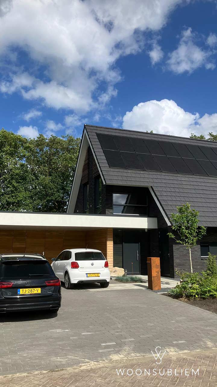 Luxe Schuurwoning levensloopbestendig in Nooitgedacht – Vooraanzicht met carport Vooraanzicht van een Luxe Schuurwoning levensloopbestendig in Nooitgedacht met carport en strakke architectuur.