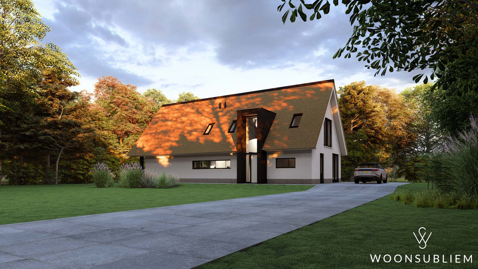 In de avondzon krijgt de witte schuurwoning een warme en sfeervolle uitstraling. Het terras wordt een fijne plek om te ontspannen, terwijl de donkere kozijnen en het rieten dak elegant contrasteren met de lichte gevel.