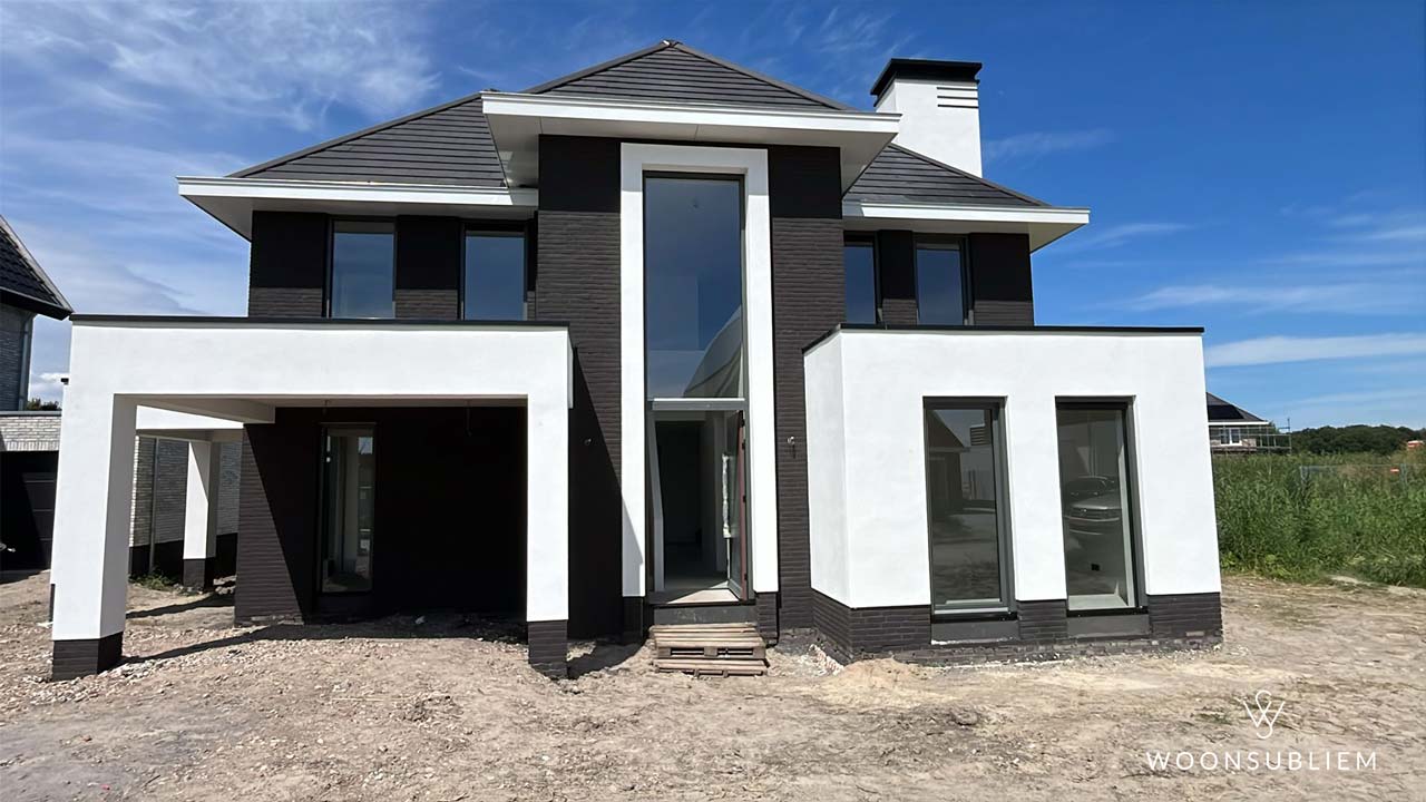 WoonSubliem villa in zwart-wit stijl, opgeleverd in Almere – moderne architectuur met strakke lijnen en karaktervolle contrasten, perfect afgestemd op de wensen van de bewoners
