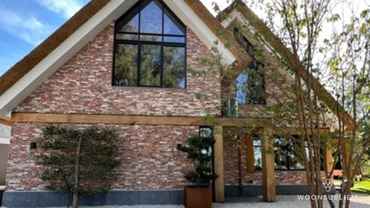 Landhuis van WoonSubliem – robuust en karaktervol ontwerp met rieten kap, krachtige vormgeving en een warme landelijke uitstraling. Ontwerp #547 combineert stijl en comfort in het buitengebied