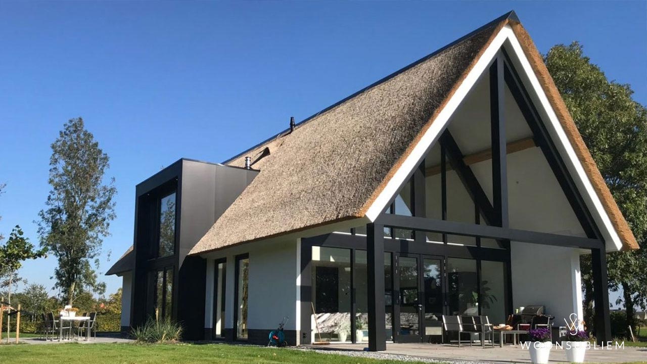 stalen gebint omkleed met hout en zwart geschilderd ontwerp van WoonSubliem