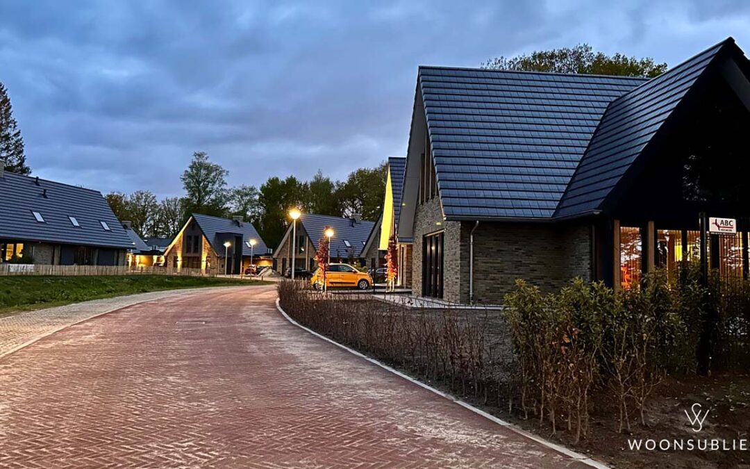 Moderne schuurwoningen bouwen met donkere kap en natuurstenen gevel – maatwerk ontwerp door WoonSubliem