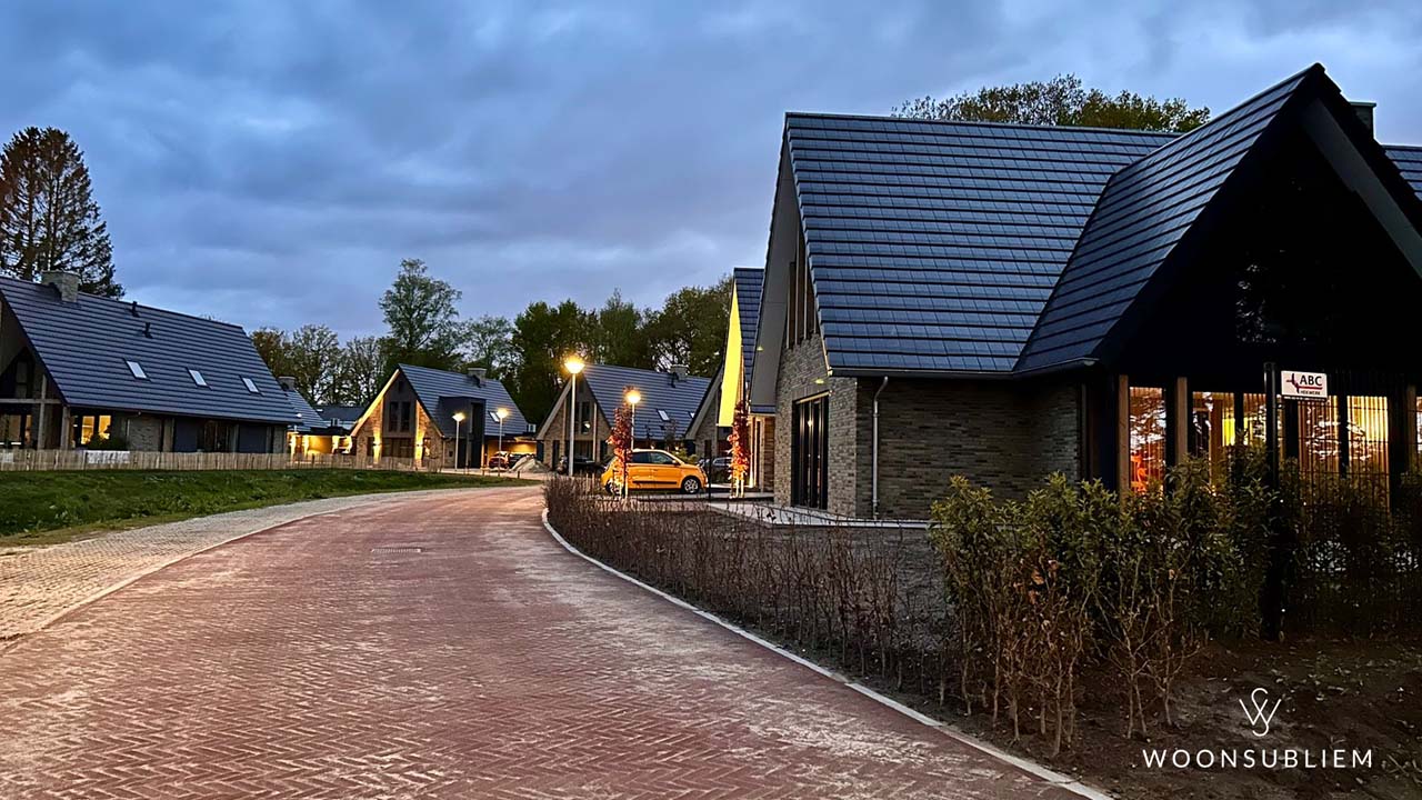 Moderne schuurwoningen bouwen met donkere kap en natuurstenen gevel – maatwerk ontwerp door WoonSubliem