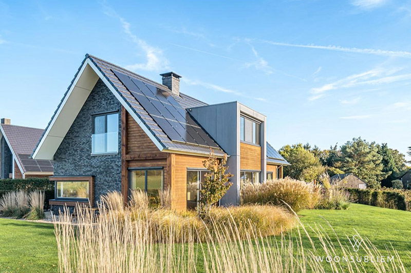 Landelijke woning ontworpen door WoonSubliem – karaktervolle gevel met natuurlijke materialen, rieten dak en sfeervolle detaillering, perfect passend in het buitengebied. Ontwerp #201
