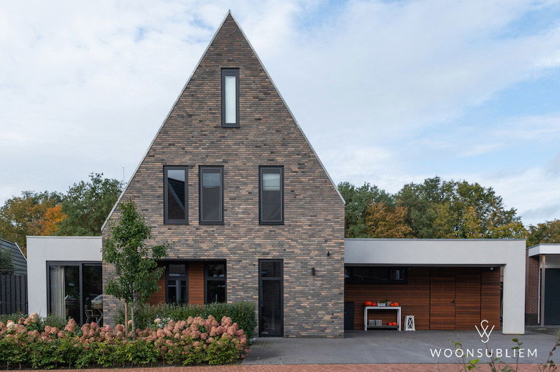 Moderne woning ontworpen door WoonSubliem – strakke lijnen, grote raampartijen en een minimalistische vormgeving met hoogwaardige afwerking. Ontwerp #414 in eigentijdse stijl