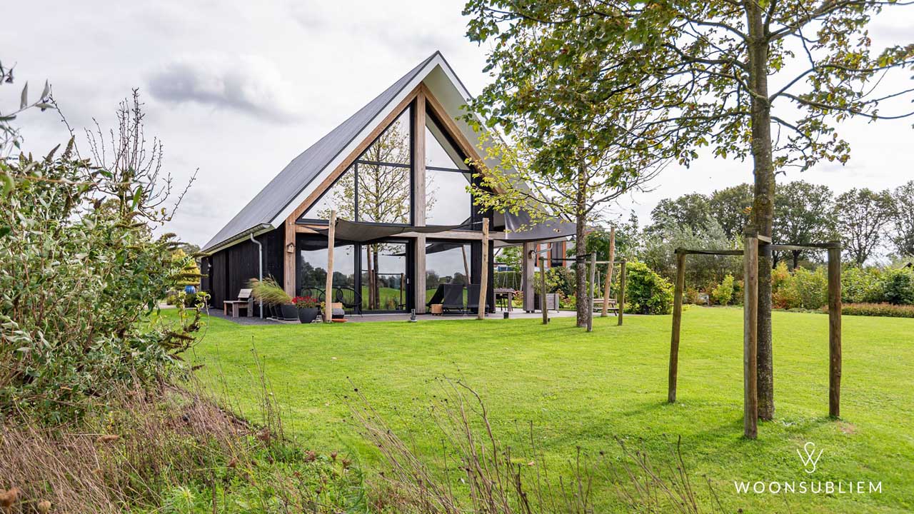 een schitterend gelegen schuurwoning met vide waarbij de eiken houten gebint bijzonder goed tot zijn recht komt - WoonSubliem