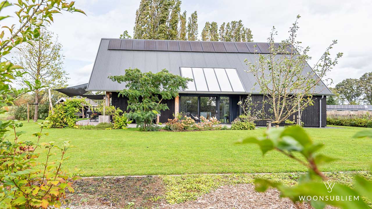 Moderne schuurwoning bouwen met eiken spanten en royale glasgevel – WoonSubliem maatwerk