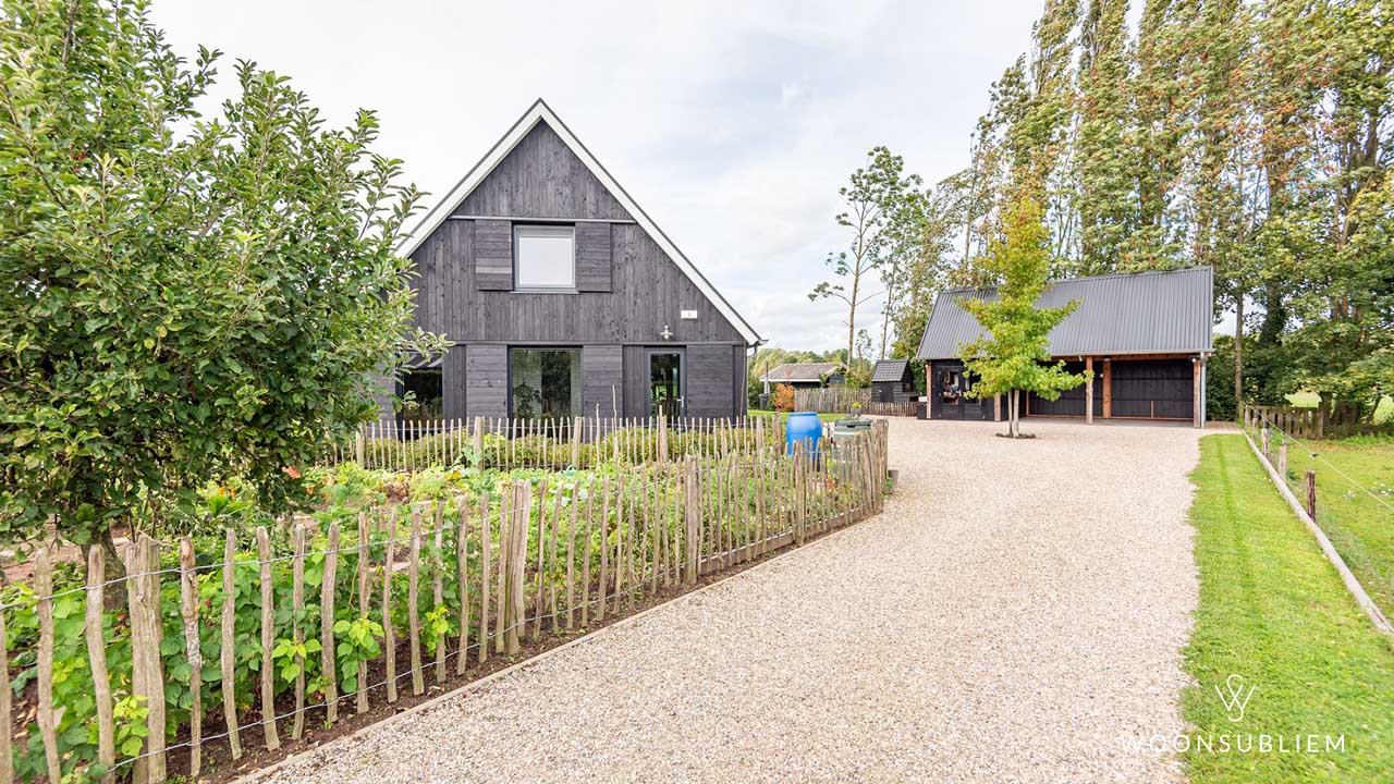 Schuurwoning met robuuste eiken spanten – vooraanzicht met karakteristieke houten constructie en landelijke uitstraling.